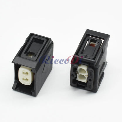 Automotive injector plug terminal interface ensuring stable electrical signal transmission