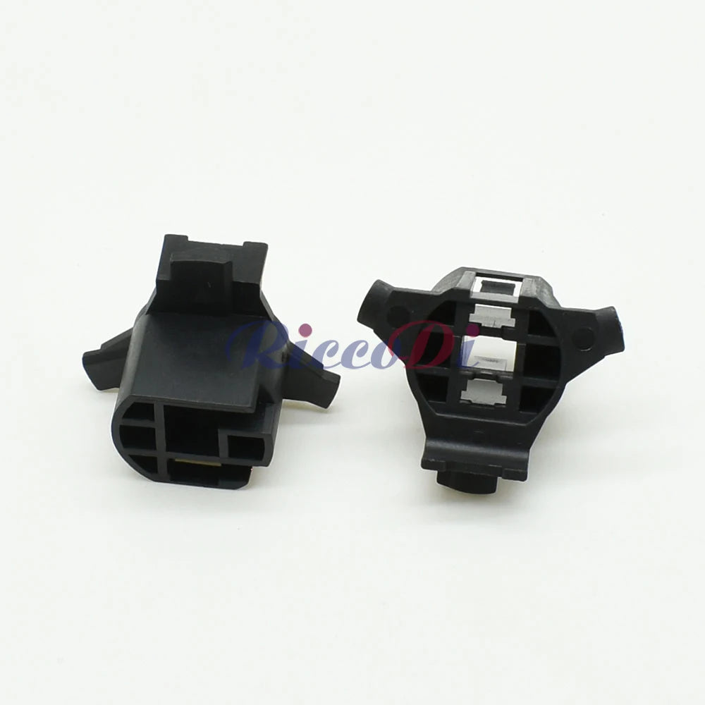 Automotive lamp socket wiring harness with terminal designed for reliable low beam light connection