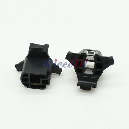 Automotive lamp socket wiring harness with terminal designed for reliable low beam light connection