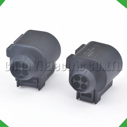 4 pin fog lamp connector installed on automotive lighting harness