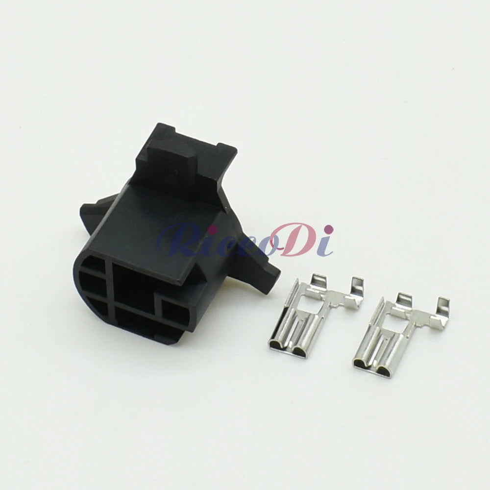 Automotive low beam lamp socket wiring harness plug with terminal for vehicle lighting systems