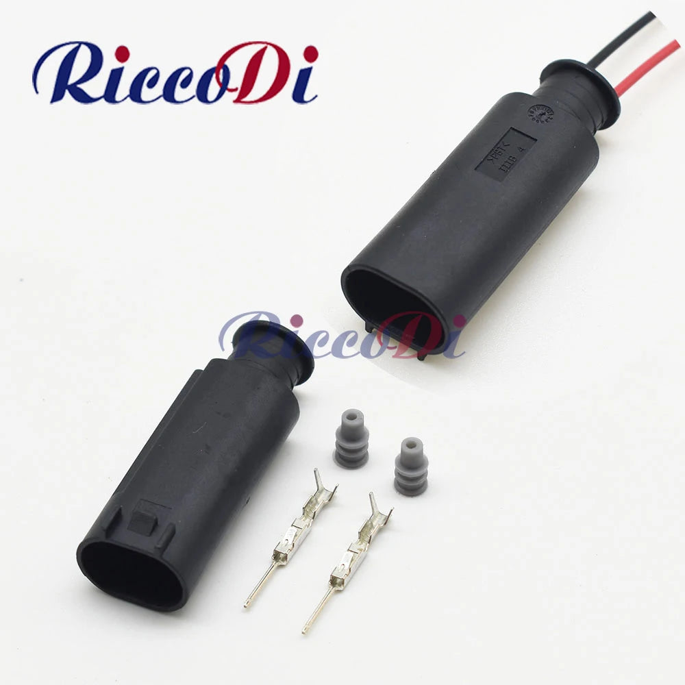 Automotive male connector socket with terminals for stable car electrical connections