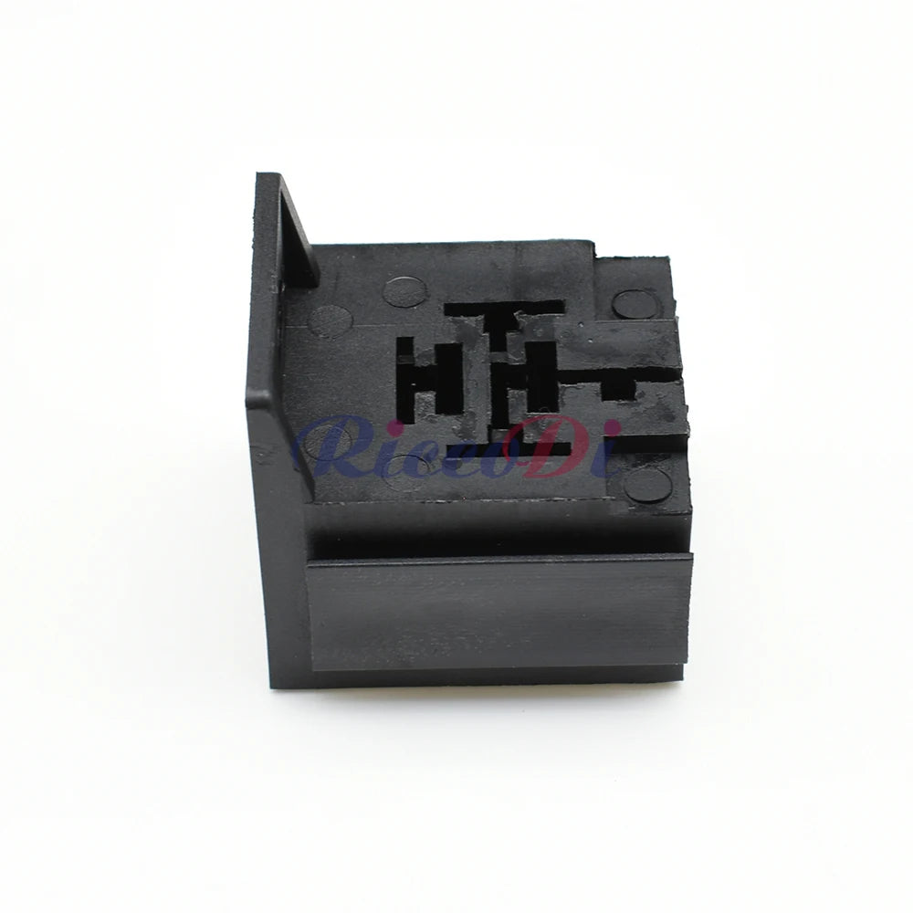 Automotive relay socket 3334485008 connector with mounting bracket detail