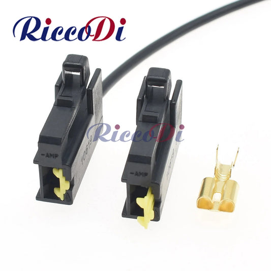 Automotive starter high current wiring connector socket with durable unsealed housing