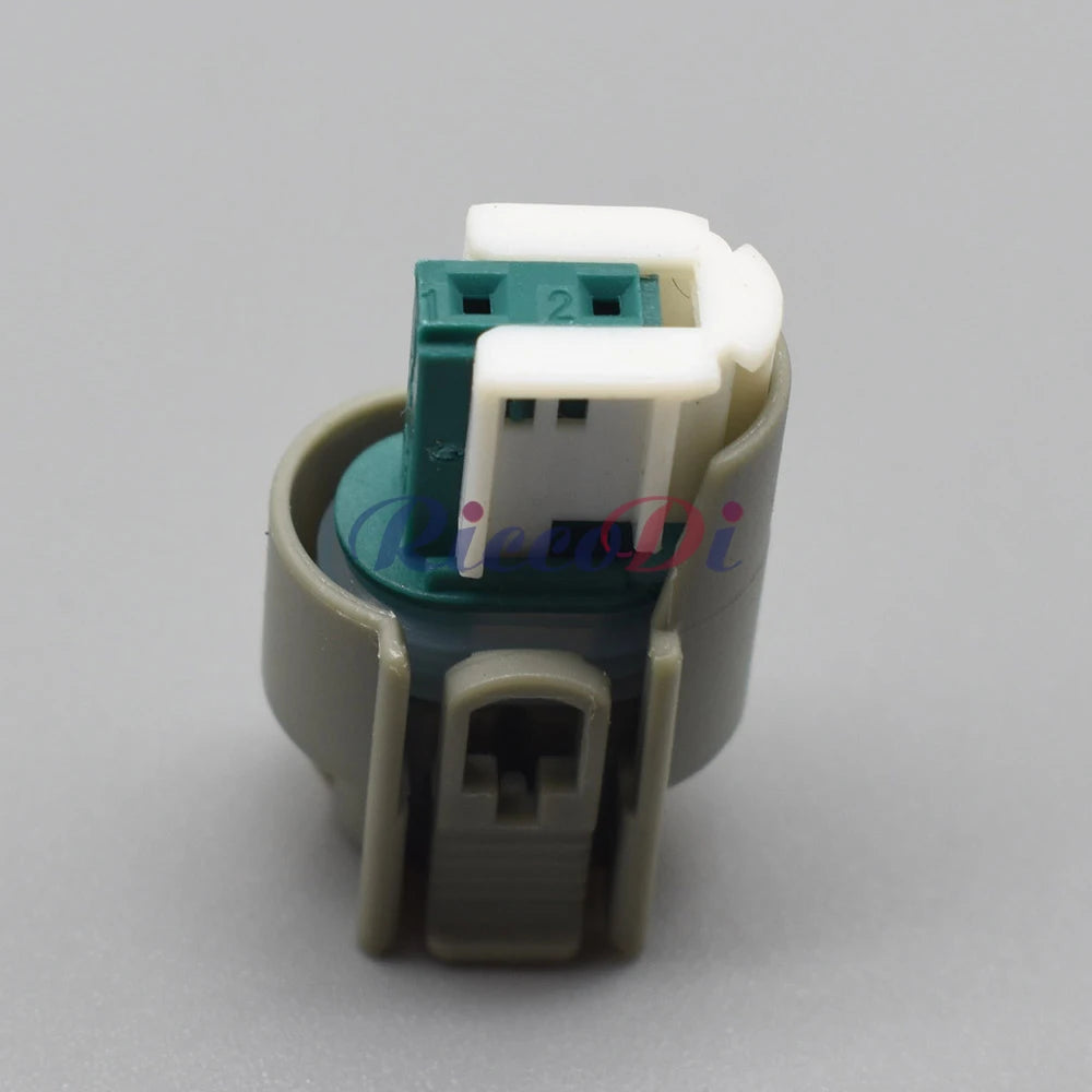 Automotive wire connector locking structure ensuring secure fit and vibration resistance