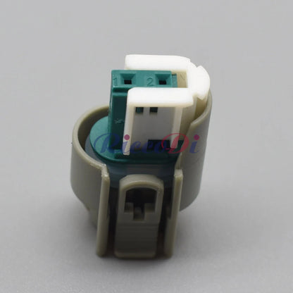 Automotive wire connector locking structure ensuring secure fit and vibration resistance