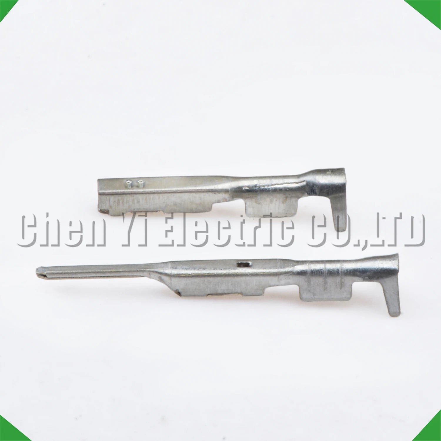 Close-up of 0.6 mm male and female wire crimp pin structure for automotive wire harness plug
