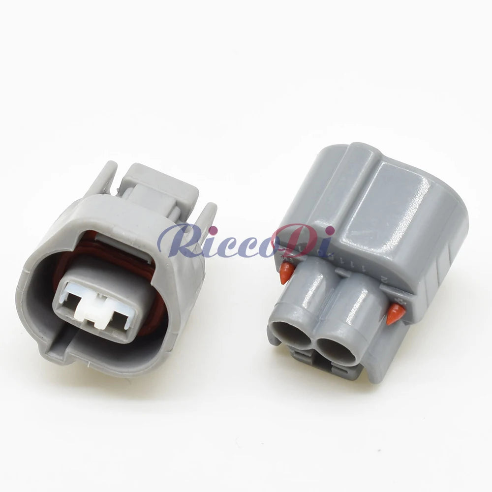 Automotive wire harness connector with terminals designed for reliable electrical contact