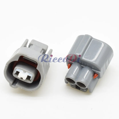 Automotive wire harness connector with terminals designed for reliable electrical contact