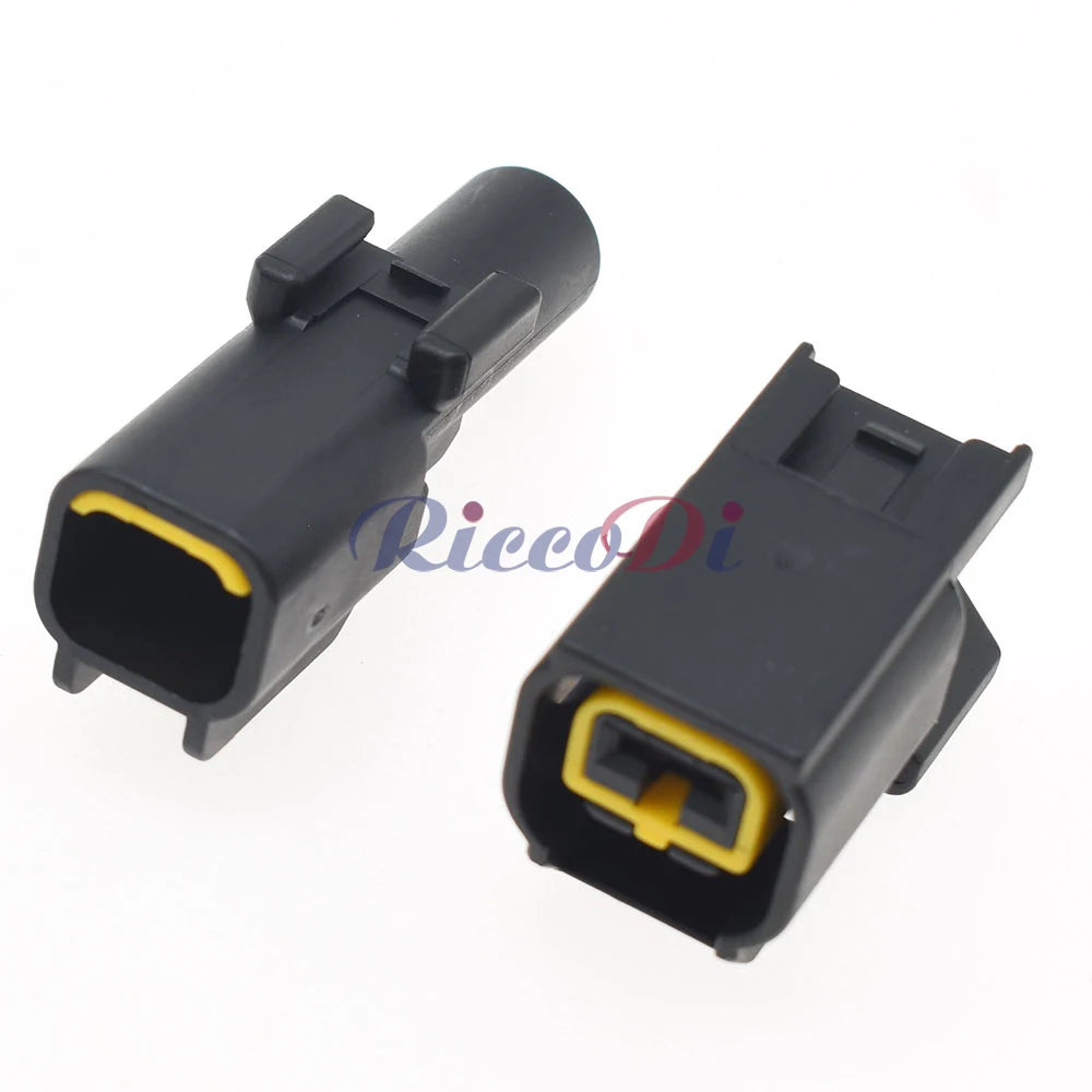 Automotive waterproof wiring connector installed in wire harness for reliable signal transmission