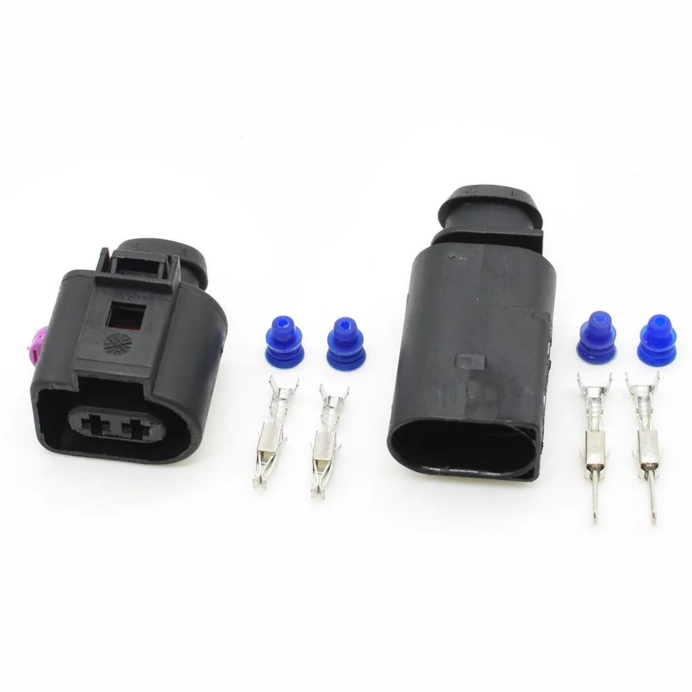 automotive wiring harness connector for reliable horn electrical connection