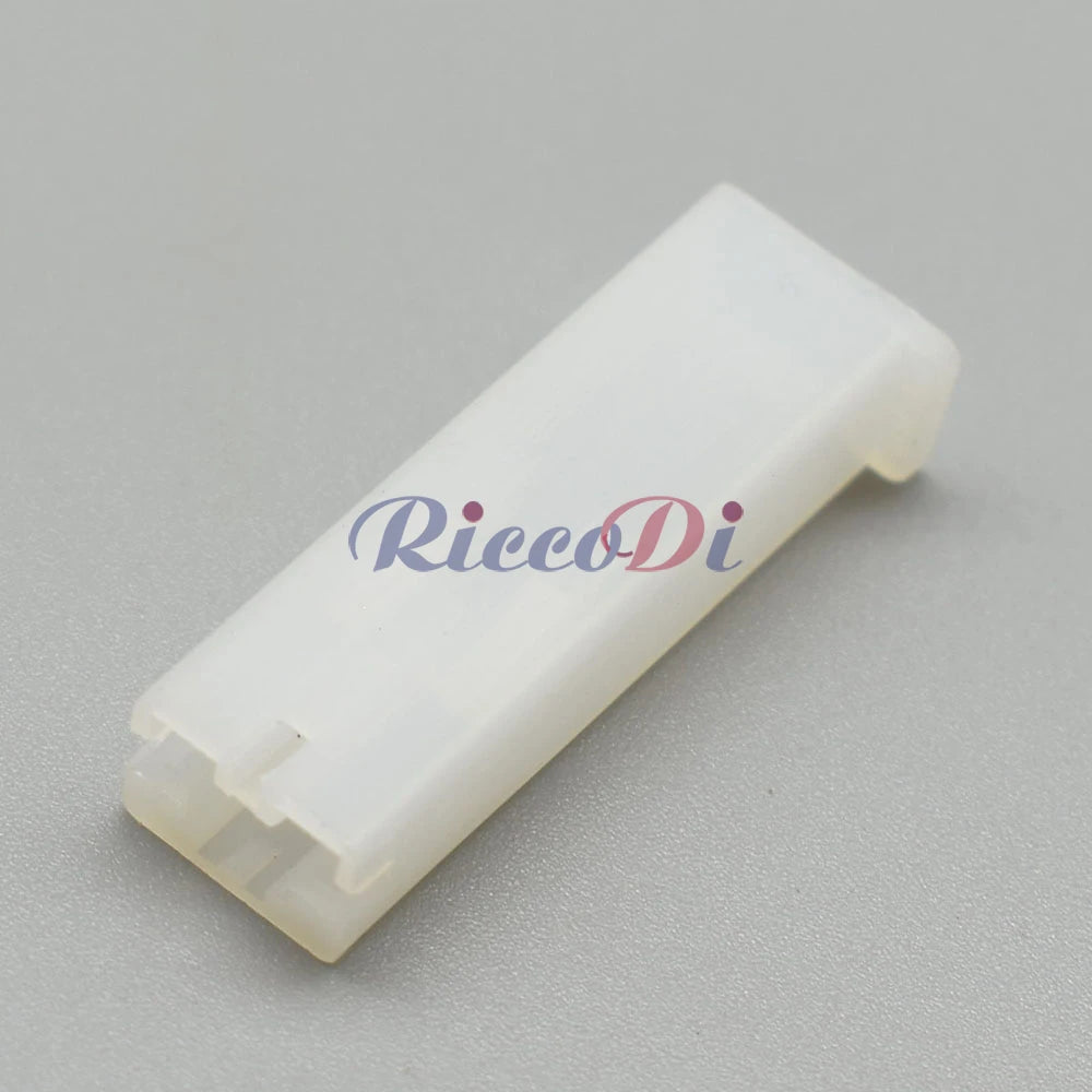 Automotive wiring harness plug connector with simple unsealed structure for interior electrical systems