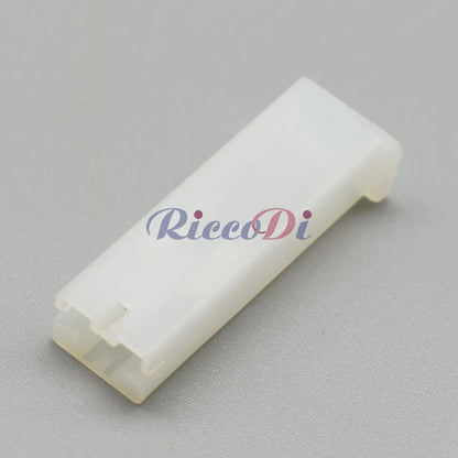 Automotive wiring harness plug connector with simple unsealed structure for interior electrical systems