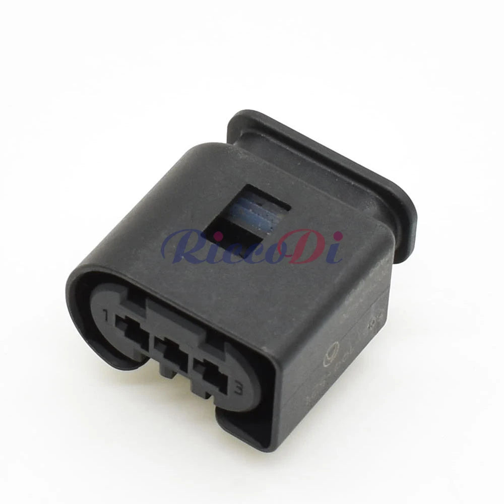 Detailed view of wire harness and plastic housing of 3-Pin female automotive waterproof connector 10010818 for Benz