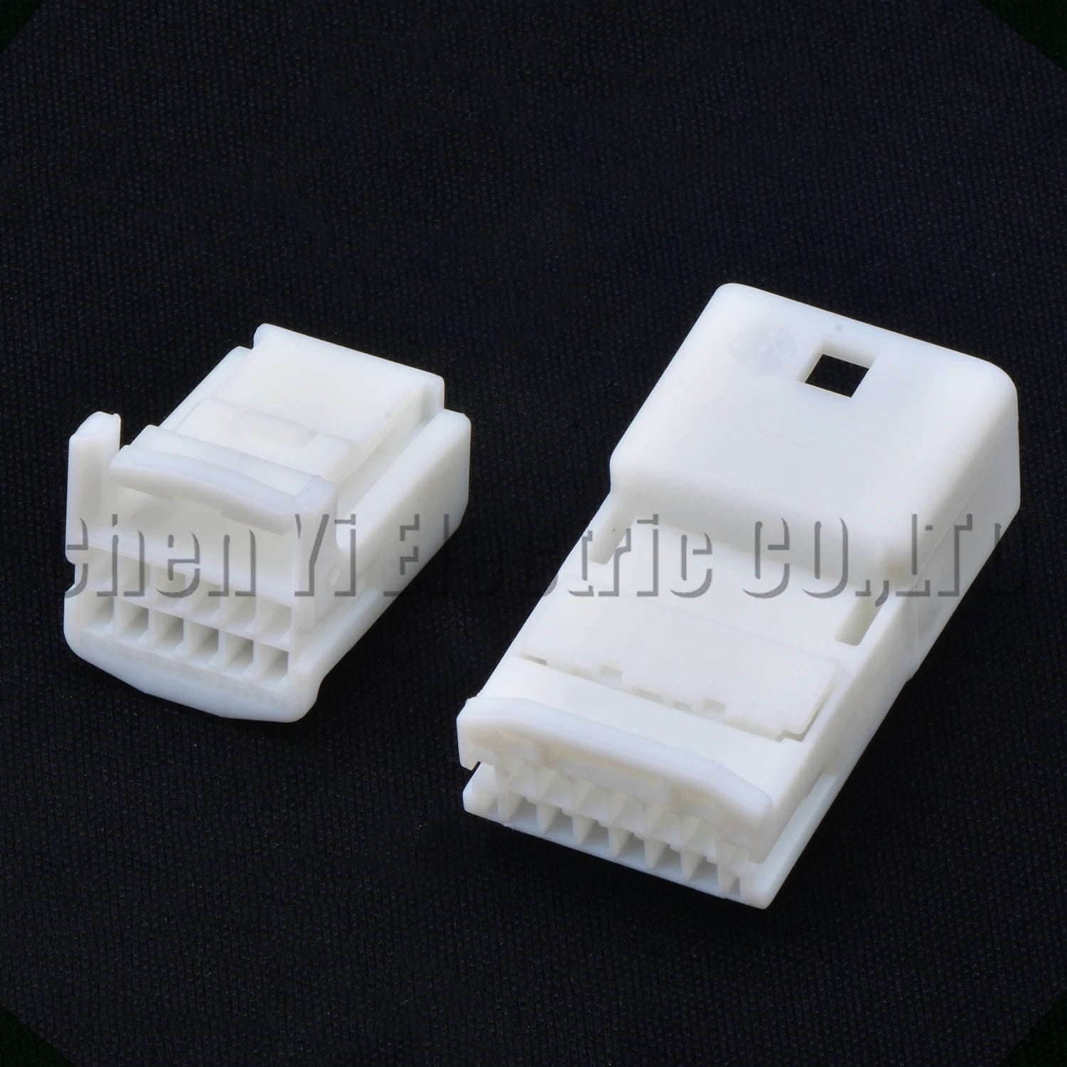 Central control wire harness plug 1318774-1 automotive connector