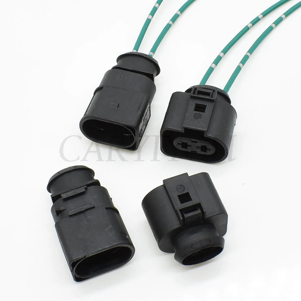 Automotive cooling fan wire socket docking structure with secure locking design