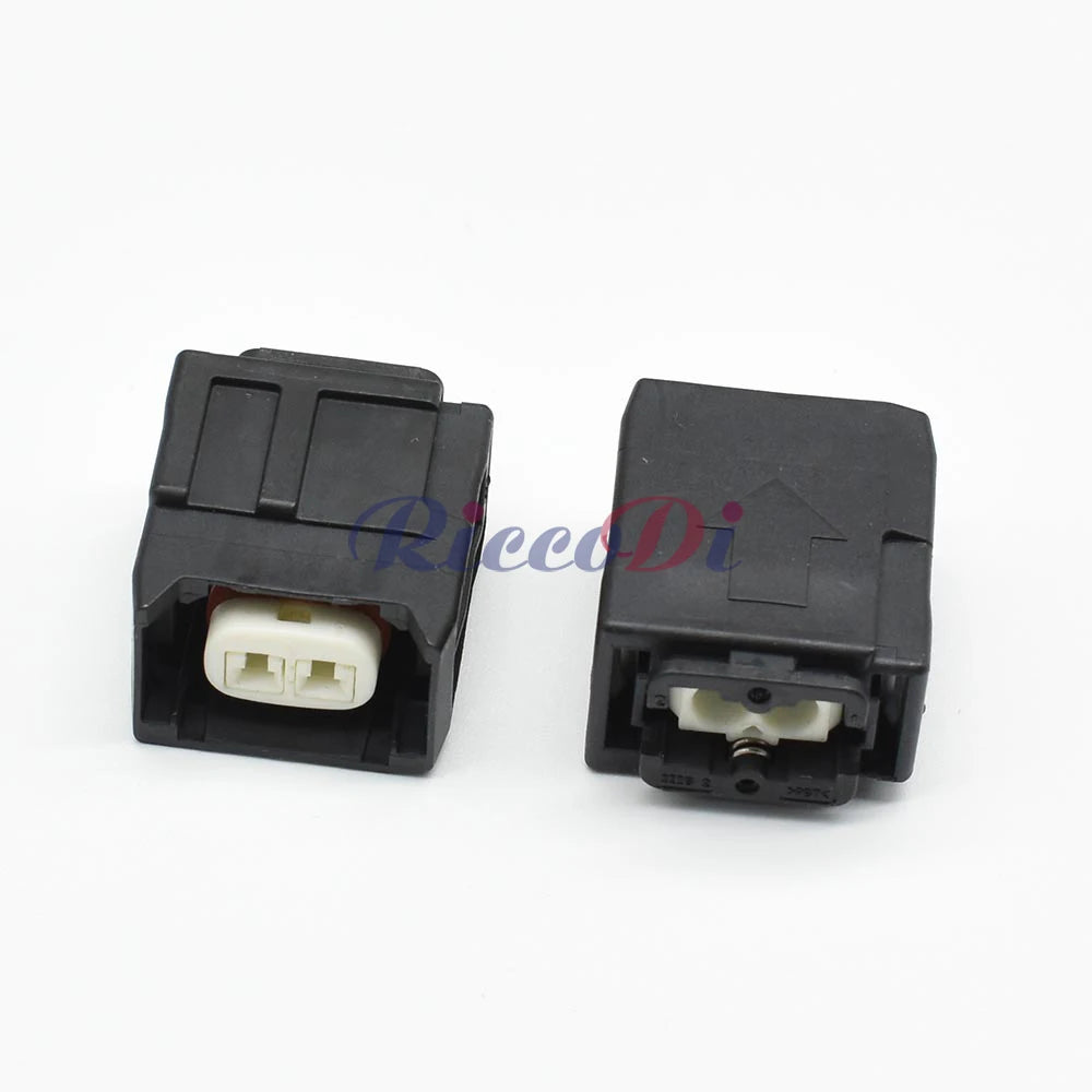 Diesel engine connector with reliable locking structure for vibration resistant installation