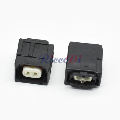 Diesel engine connector with reliable locking structure for vibration resistant installation