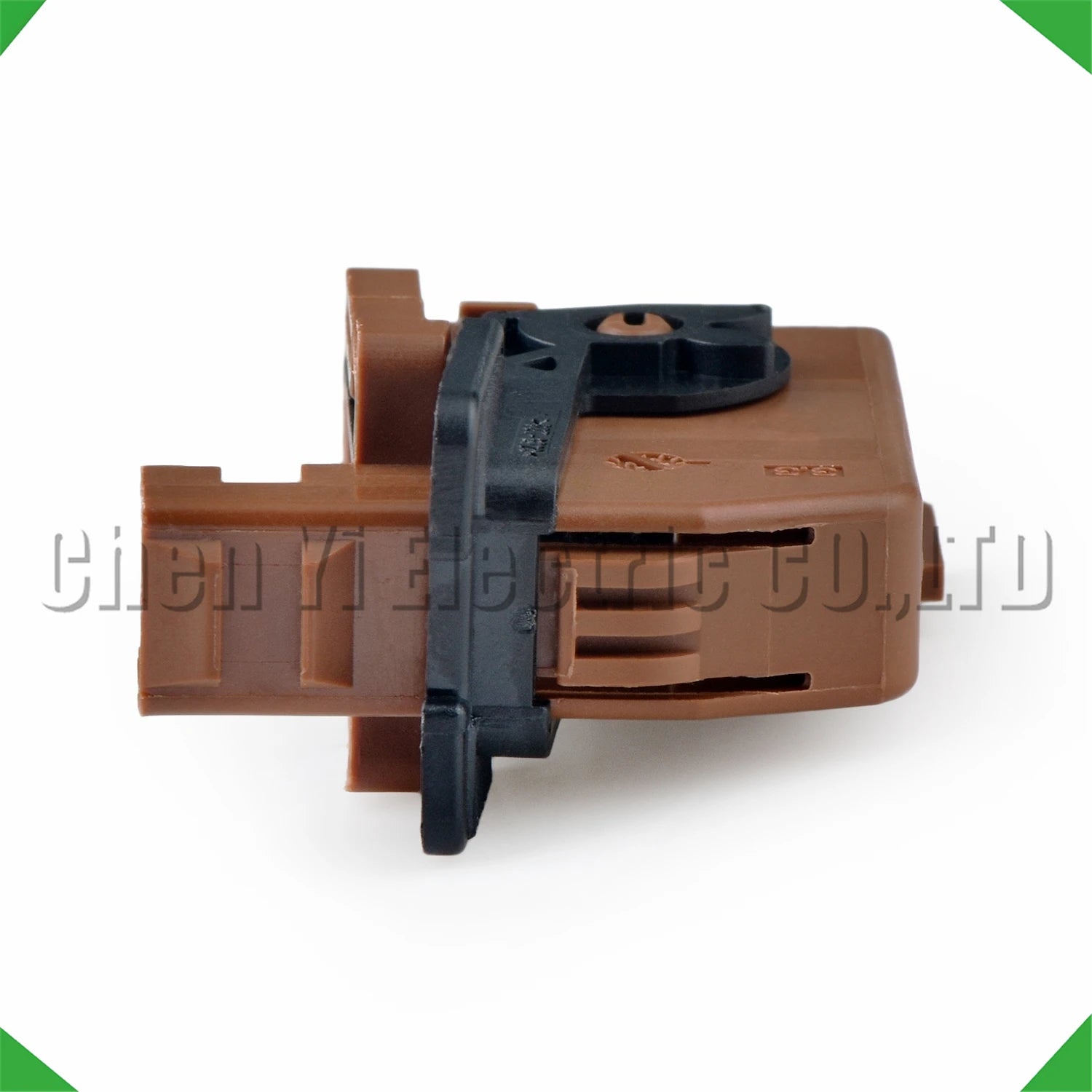 Display screen amplifier connector plug for vehicles