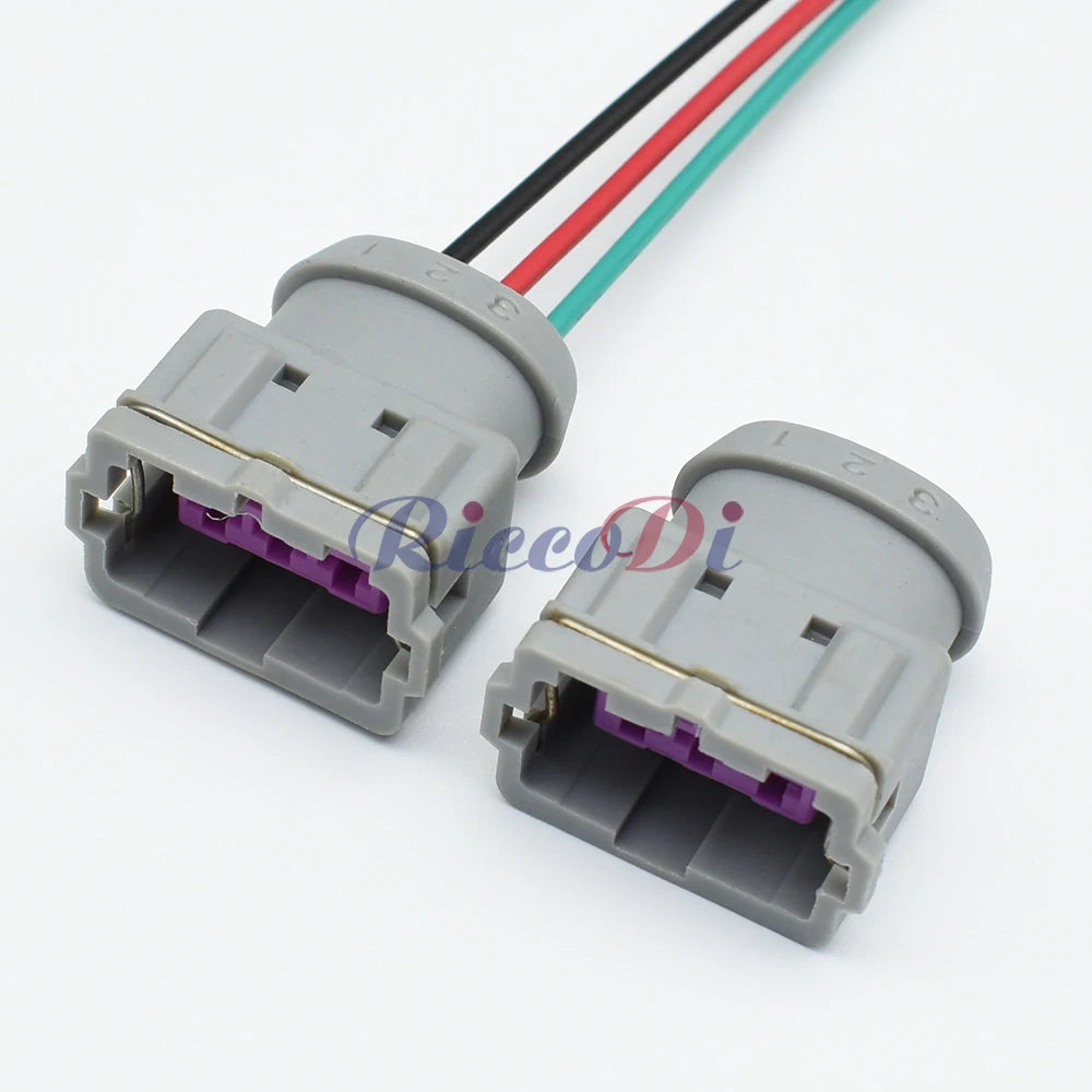 Demonstration of male and female connection of DJ7031C-3.5-21 3 Pin Auto Plastic Housing Connector