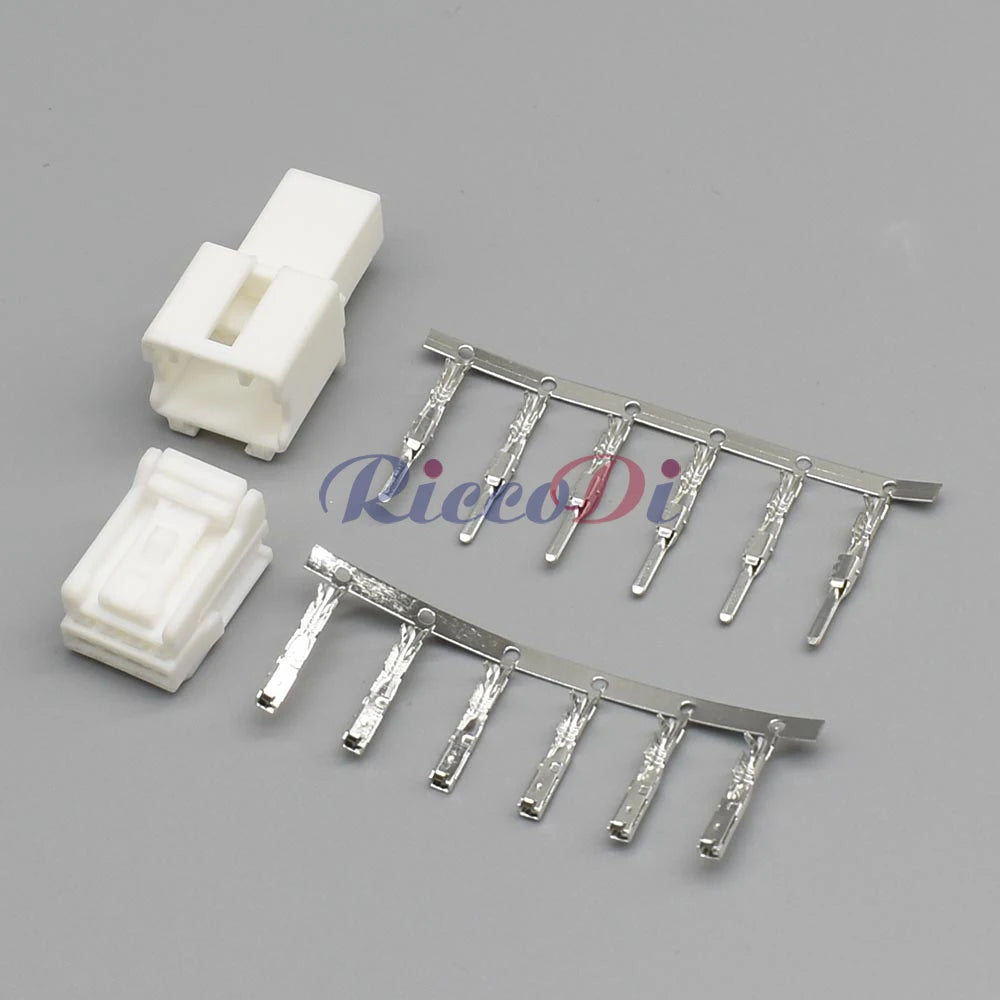DJ7067F-1.5-11 automotive male connector with socket housing detail