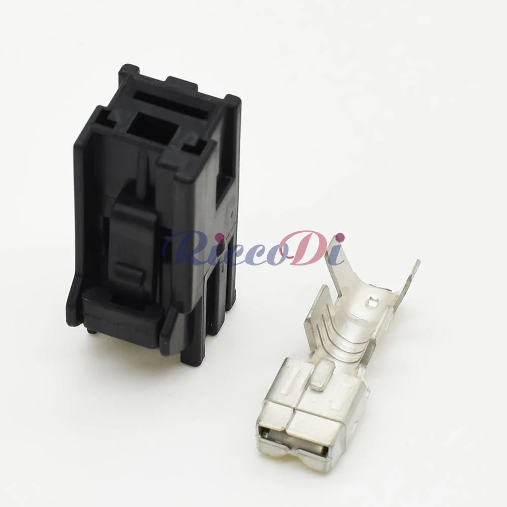 Durable 9.5mm high current automotive connector designed for long-term vehicle wiring applications