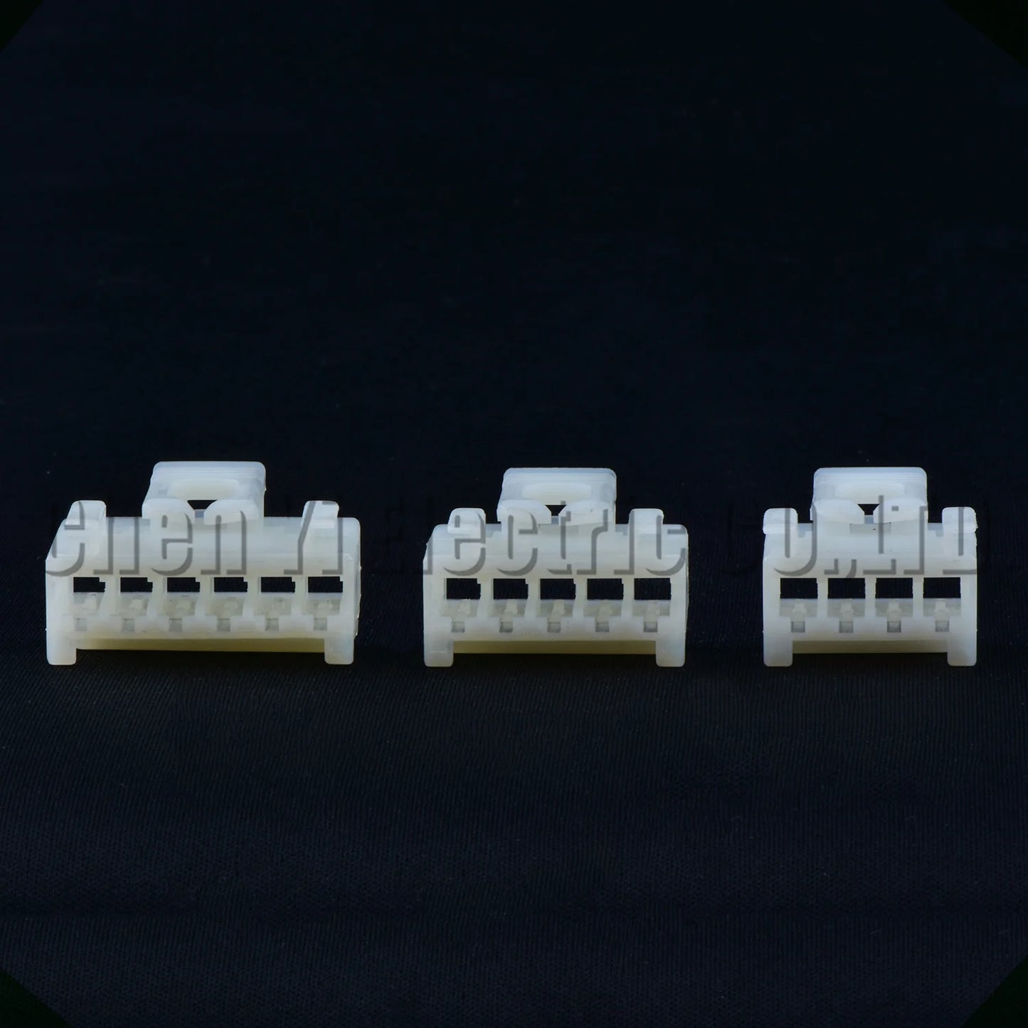 Durable automotive tail lamp connector