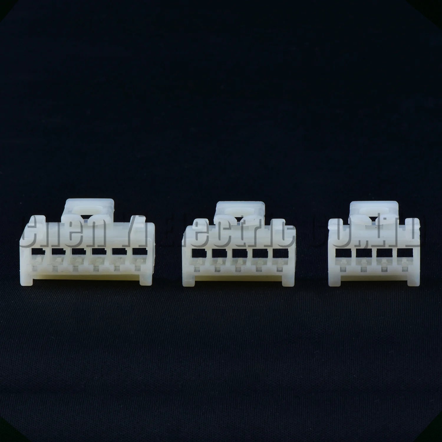 Durable automotive tail lamp connector