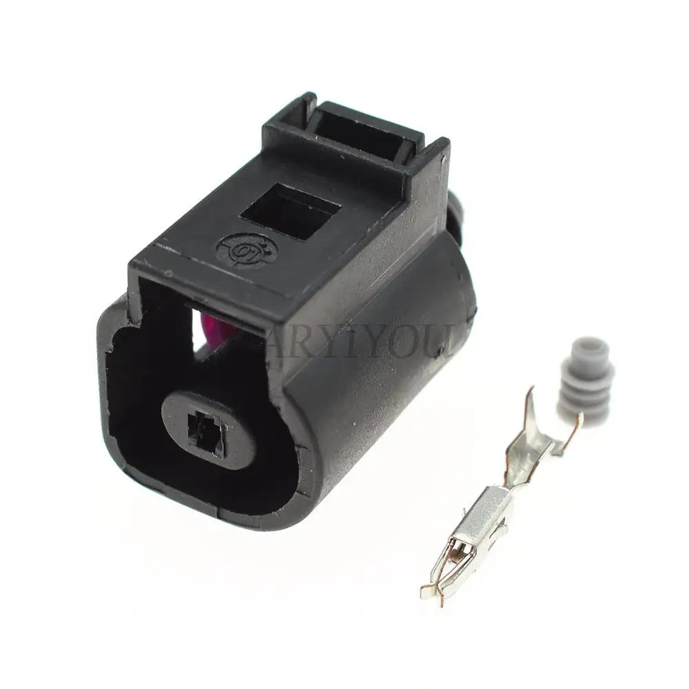 Durable structure of 1.5mm automotive oil pressure sensor connector for long-term vehicle use