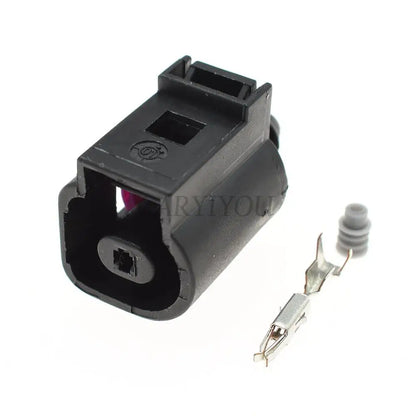 Durable structure of 1.5mm automotive oil pressure sensor connector for long-term vehicle use
