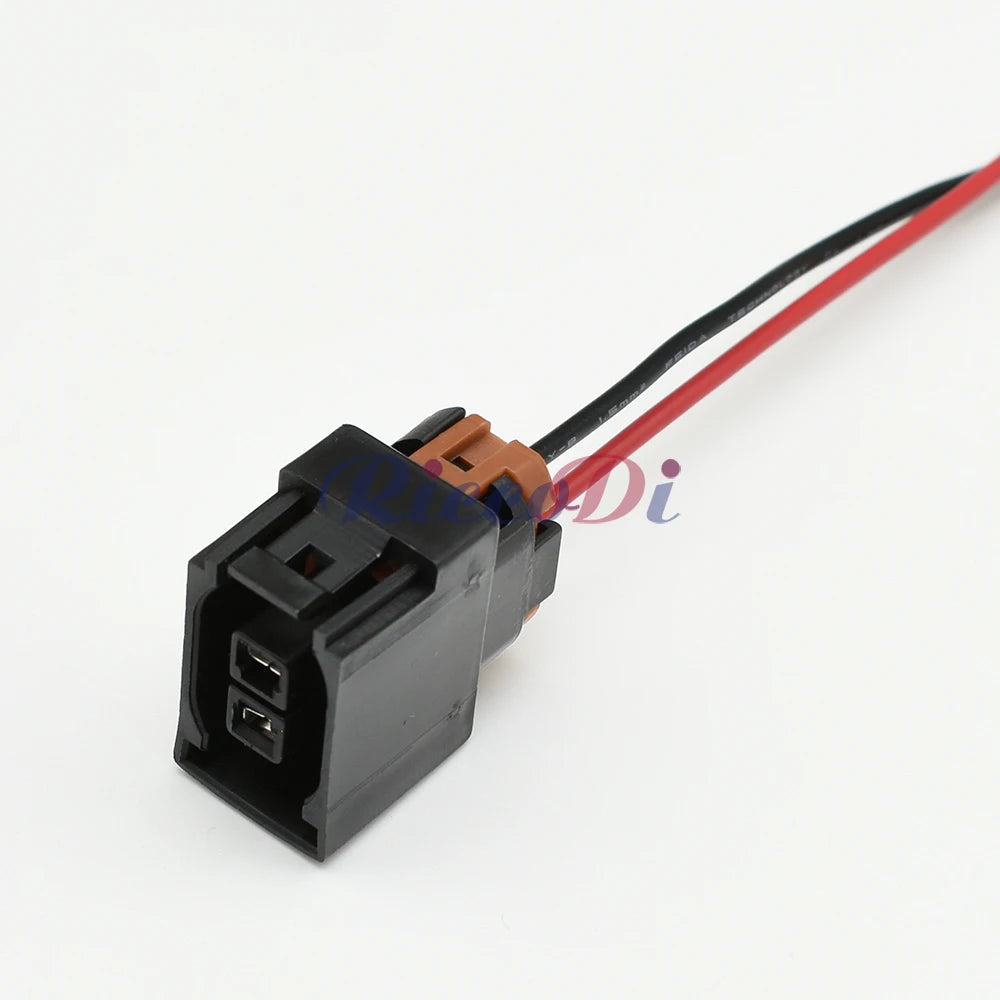 Durable plastic housing and locking design of automotive male connector plug