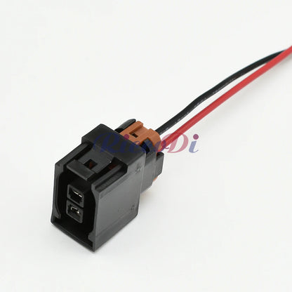 Durable plastic housing and locking design of automotive male connector plug