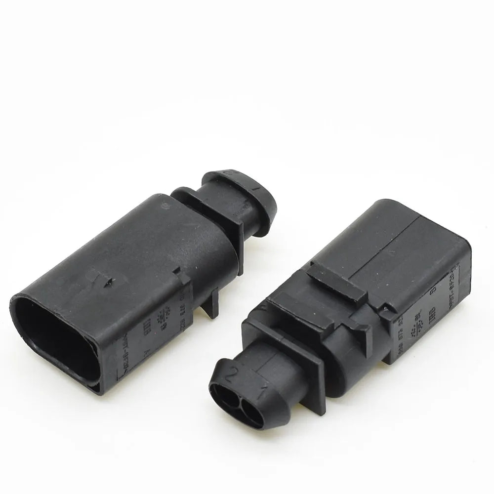 electrical horn plug connector designed for stable automotive signal transmission