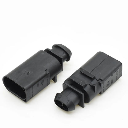 electrical horn plug connector designed for stable automotive signal transmission