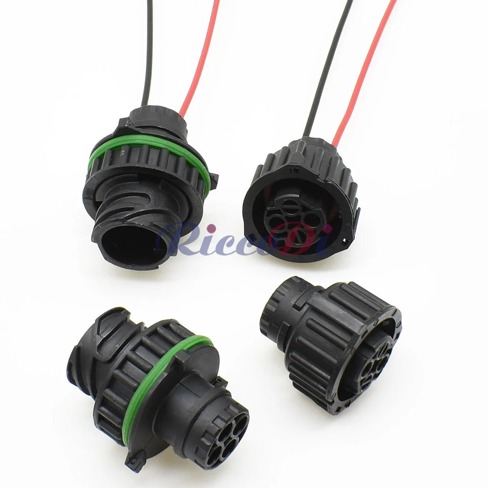 Female and male AC connector terminal interface ensuring stable and reliable electrical contact