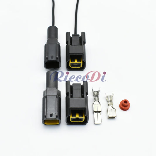 Female and male terminal structure of automotive waterproof wiring connector for stable connection