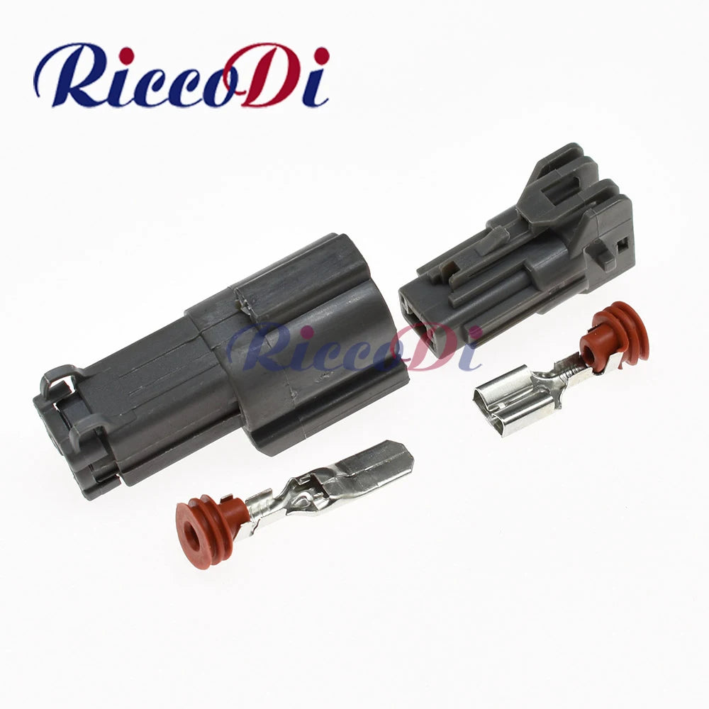 Female and male terminal structure of automotive headlight wiring connector for stable connection