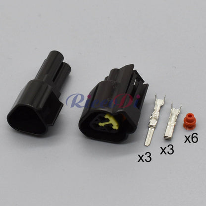 Detailed view of white housing and wiring in Furukawa 3-Pin waterproof male and female connector FW-C-3M-B FW-C-3F-B