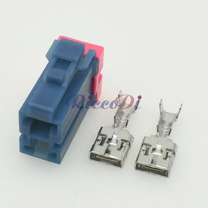 High current automotive connector installed in vehicle system for secure and long-lasting performance
