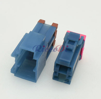Demonstration of high power automotive connector being inserted and removed for reliable high current performance