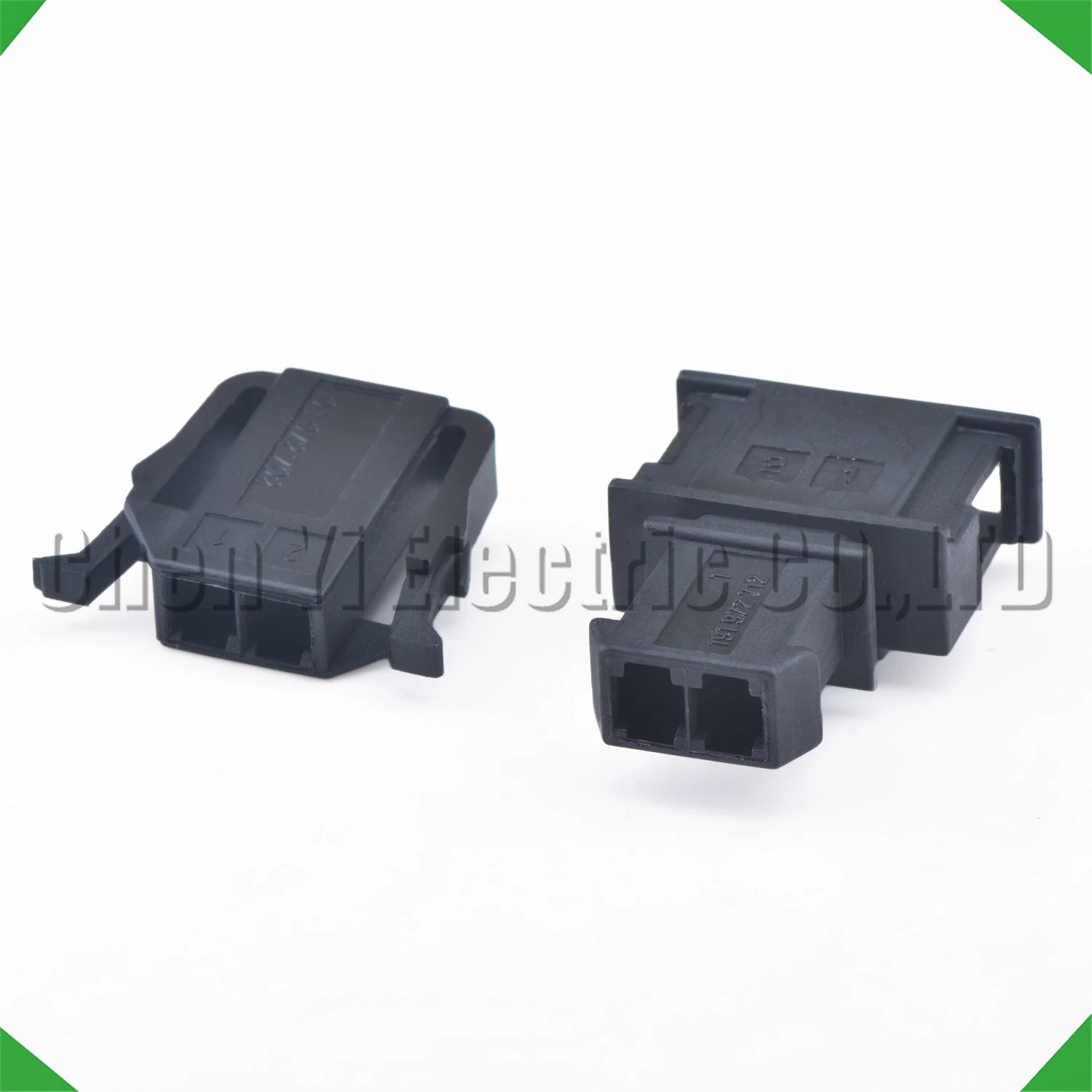 Luggage compartment motor connector plug