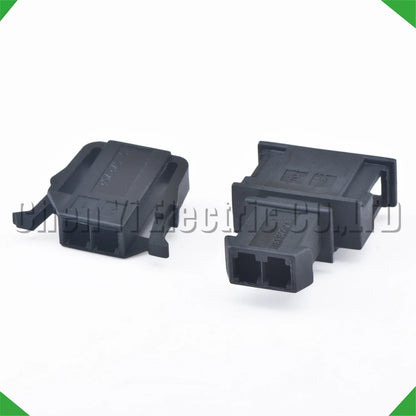 Luggage compartment motor connector plug