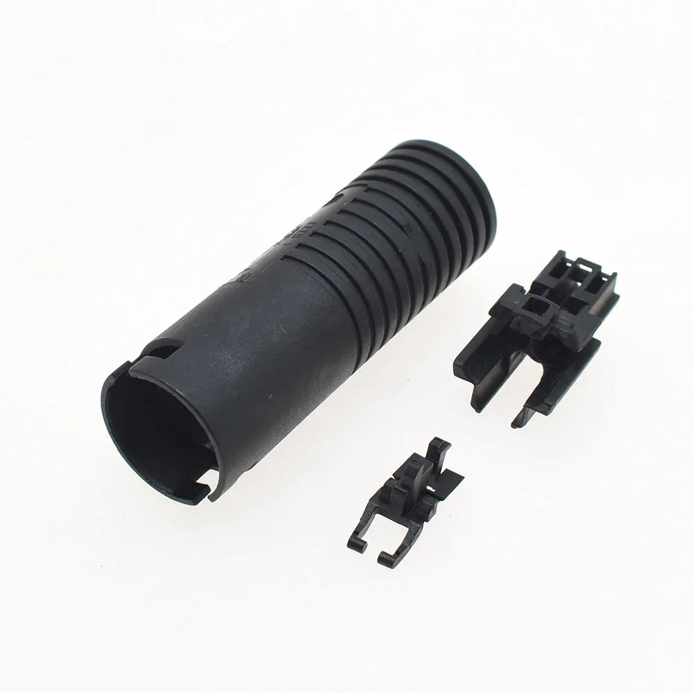 Male plug connector with secure locking mechanism for stable electrical contact under vibration
