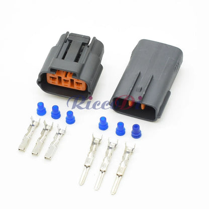 Close-up of 3-Pin terminals in DL 090 waterproof sensor connector 6195-0009 6195-0012 for precise ignition coil connection