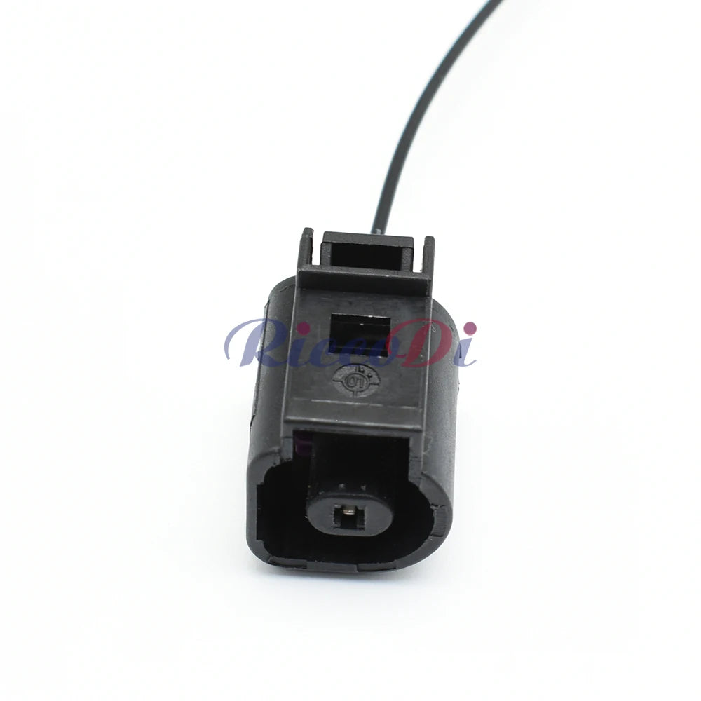 1.5mm automotive oil pressure sensor connector installed in vehicle wiring harness for stable connection