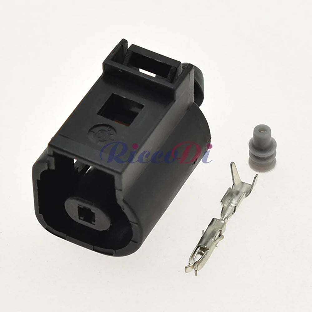 Close-up of 1.5mm automotive oil pressure sensor connector showing secure socket terminals