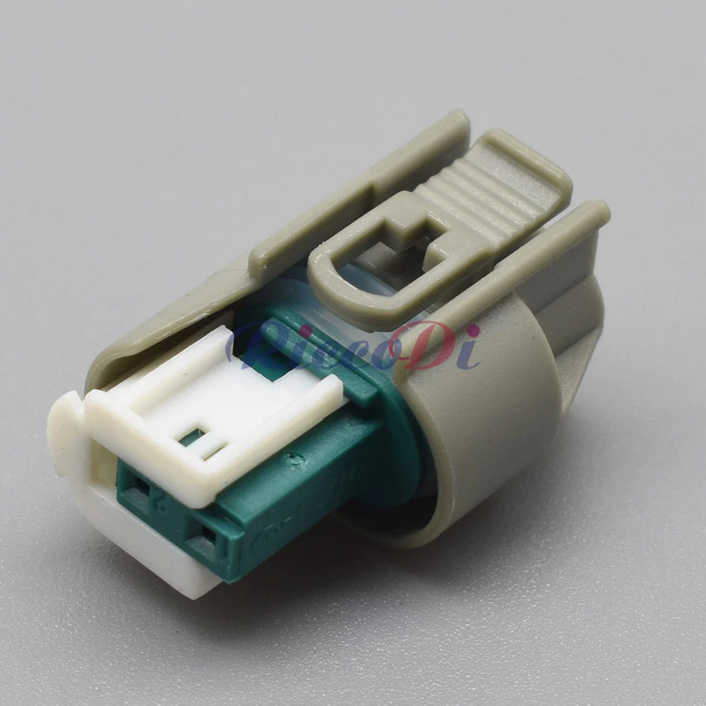 Plastic housing connector terminal interface designed for stable electrical contact