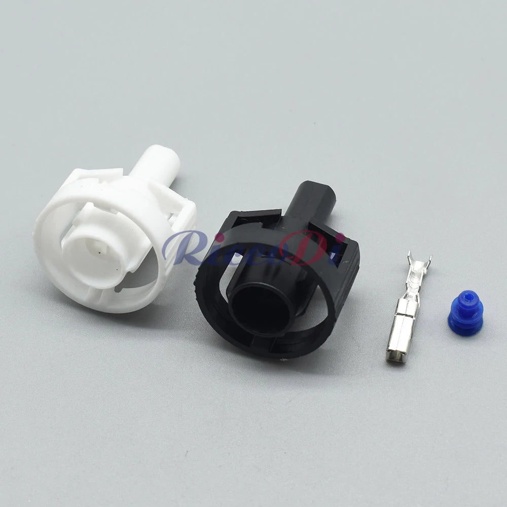 Sealed socket structure of 2.8 series automotive wiring terminal connector for stable connection