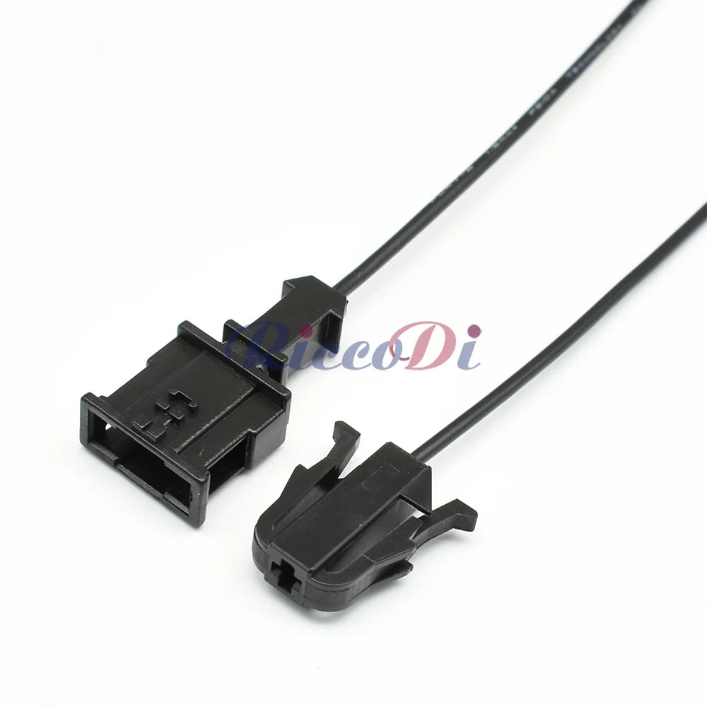 Automotive sensor connector socket installed in vehicle wiring harness for secure and efficient power transmission