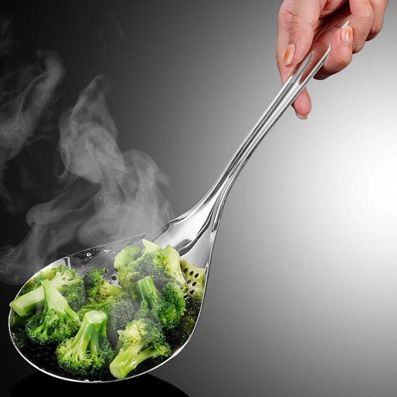 Slotted skimmer spoon for spaghetti and food straining
